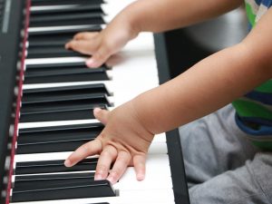 music teacher giving lessons