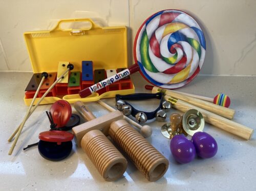 Shows contents of instrument set for 1 player age 3-6